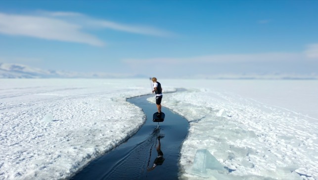 Buzla kaplı Çıldır Gölü'nde Süleyman Atlı, sörf ve cross motor gösterisi yaptı