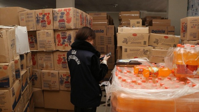 Ağrı'da denetimde tespit edilen tarihi geçmiş 23 kamyonluk gıda imha edildi