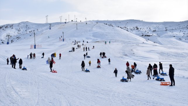 Bitlis'te koruma altındaki çocuklar kayak keyfi yaptı
