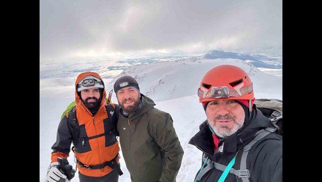 Depremde hayatını kaybedenler anısına Süphan Dağı'na tırmanış