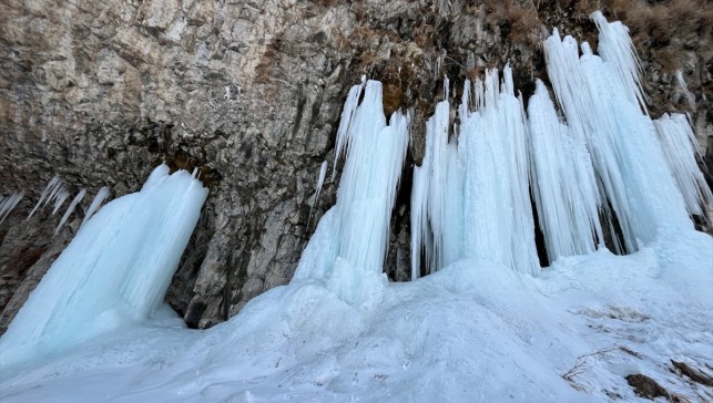 Murat Kanyonu'nda metrelerce uzunlukta buz sarkıtları oluştu