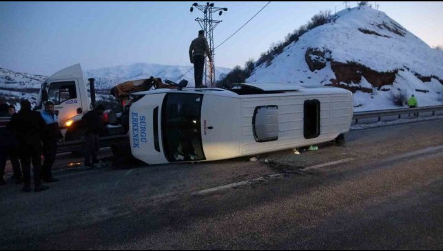 Malatya'da kontrolden çıkan minibüs devrildi: 11 yaralı