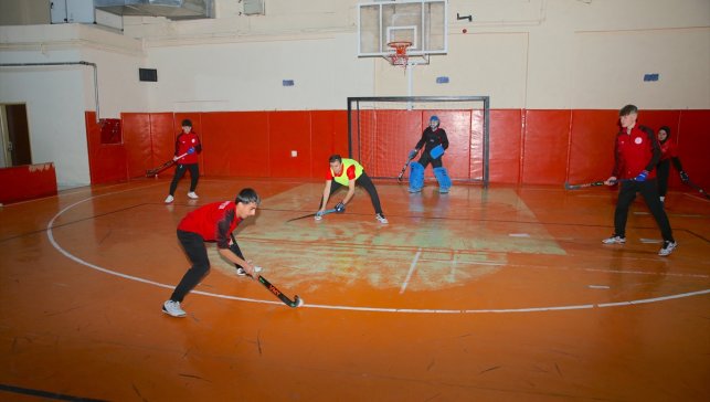 Kahramanmaraşlı kadın antrenörün Hakkari'de kurduğu erkek hokey takımının hedefi 1. Lig