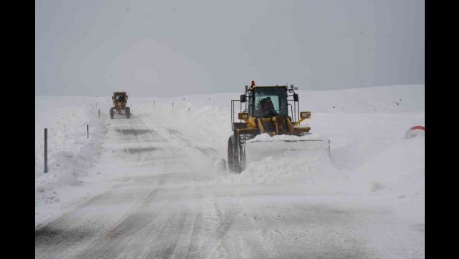 Karla kapanan Hasköy-Mutki yolu ulaşıma açıldı