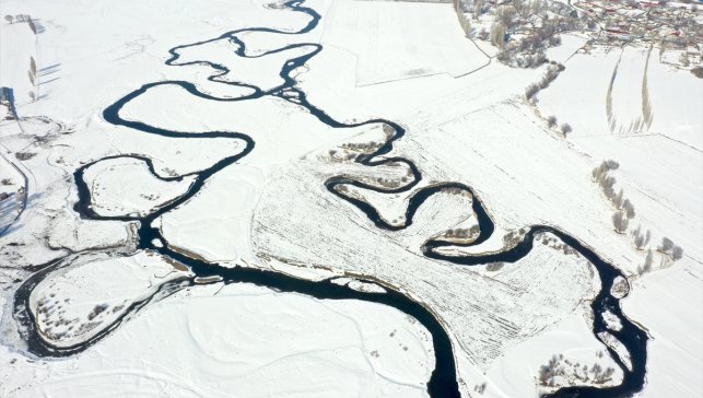 Kars'ın menderesleri kışın göz alıcı manzaralar sunuyor