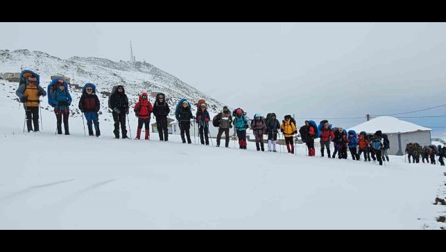 35 dağcı Süphan Dağı'na zirve yapamadan döndü