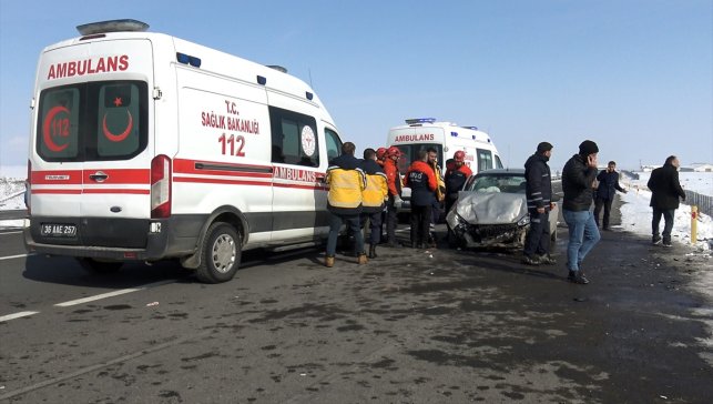 Kars'ta otomobil ile hafif ticari aracın çarpıştığı kazada 9 kişi yaralandı