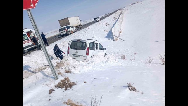Kars'ta otomobil ile ticari araç çarpıştı: 9 yaralı