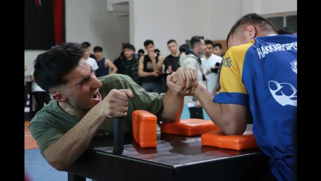 Hakkari'de bilek güreşi il birinciliği yapıldı