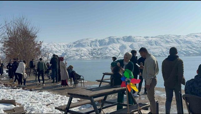 Beyaz örtüyle kaplanan Hazar Gölüne ziyaretçi akını