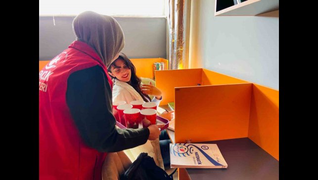 Öğrencilere sıcak çorba ikramında bulundular