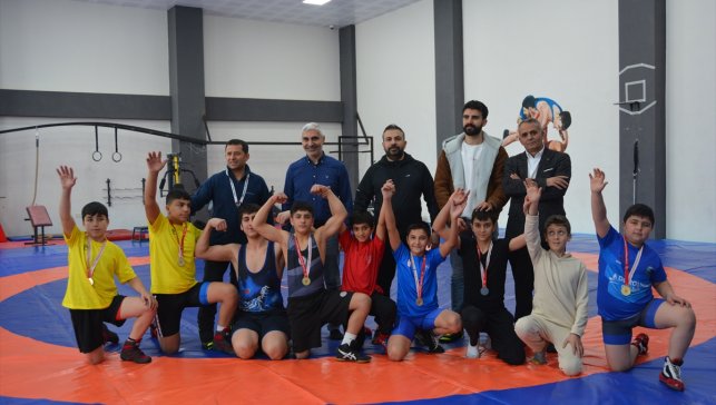 Bitlis'te okullar arası güreş müsabakaları yapıldı