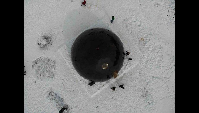 Çıldır Gölü'nde kar kürede çay keyfi