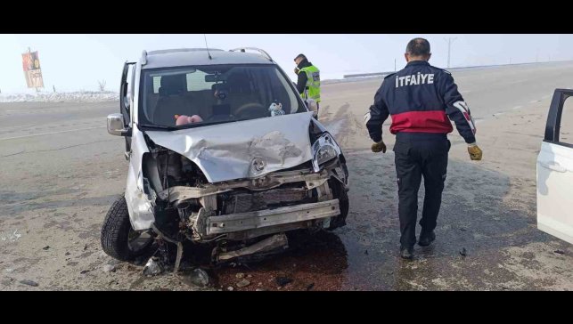 Hakkari'de otomobille kamyonet çarpıştı: 2 yaralı