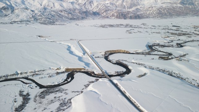 Karla kaplanan Munzur Vadisi ve çevresindeki ovalar dronla görüntülendi
