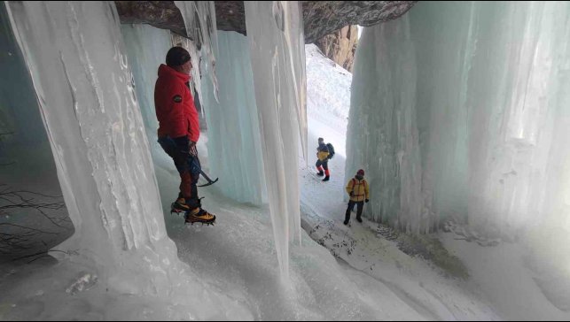 Vanlı dağcılar Erek Dağı'ndaki buzul mağaralarına tırmandı
