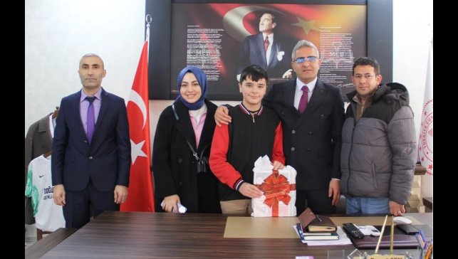 Doğubayazıt'ta başarılı öğrenciye ödül verildi