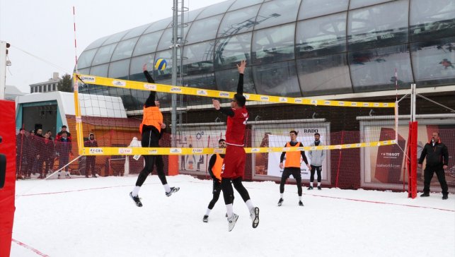 Erzurum'da düzenlenen Üniversiteler Arası Türkiye Kar Voleybolu Şampiyonası devam ediyor