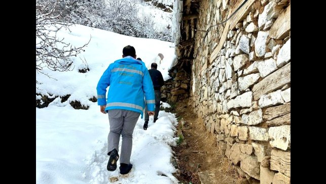 Malatya'da karlı yollar yaşlı kadın için aşıldı