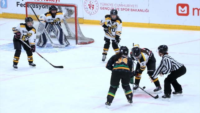 Erzurum'da düzenlenen Üniversiteler Arası Buz Hokeyi Şampiyonası sona erdi