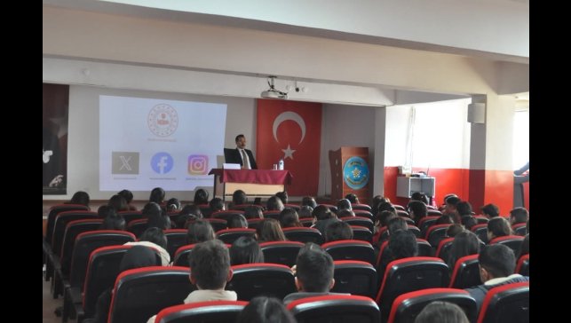 Akyaka Kaymakamı Demirtaş kariyer günlerinde öğrencilerle buluştu