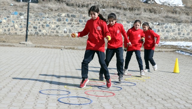 Ağrı'nın dağ köyündeki çocuk atletlerin şampiyonluk hayaline kar kış engel olmuyor