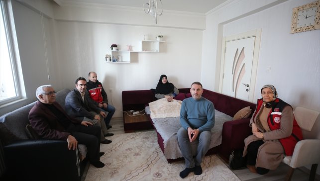 Hastalığı nedeniyle 12 yıldır yürüyemeyen eşine aşkla bakıyor