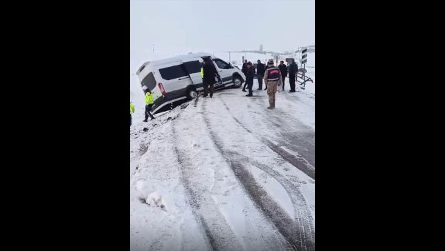 Muş'ta köprünün korkuluğuna çarpan servisteki 8 öğretmen yaralandı