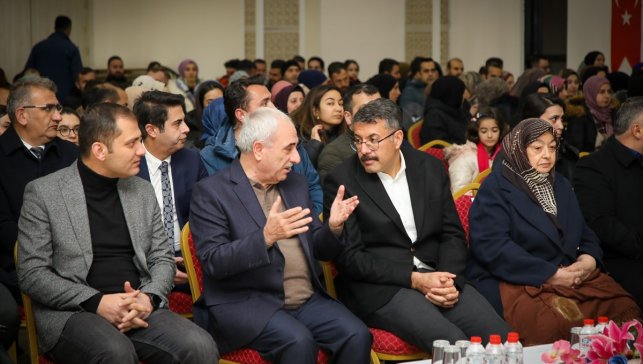 Şair ve yazar Nurullah Genç, Hakkari'de söyleşiye katıldı