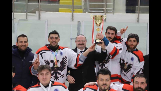 Atatürk Üniversitesi buz hokeyinde zirvede
