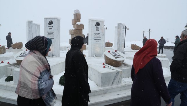 Erzincan İliç'te maden ocağındaki heyelanda hayatını kaybeden işçiler anıldı