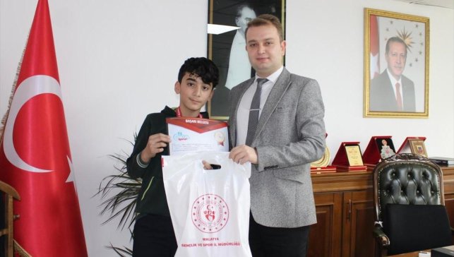 Kale Kaymakamı İnce, altın madalya kazanan sporcuya hediye verdi