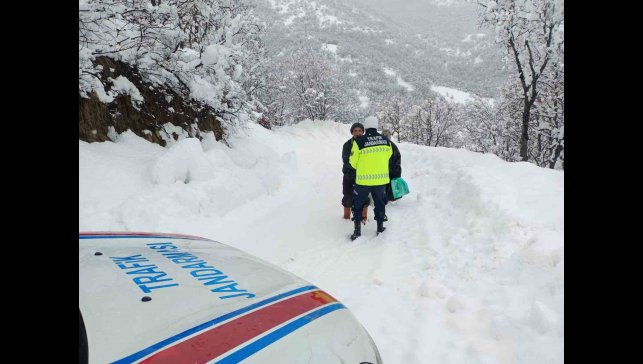 Kar yağışı nedeniyle hastaneye gidemeyen vatandaş için jandarma devreye girdi