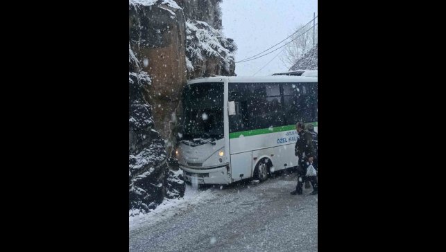 Kontrolden çıkan halk otobüsü kalenin duvarına çarptı: 4 yaralı