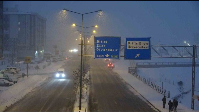 Bitlis'te eğitime kar engeli