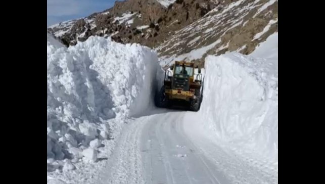 Başkale'de kar yağışı: 50 yerleşim yerinin yolu ulaşıma kapandı