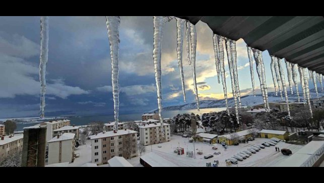 Tatvan'da kar yağışı: 40 köy yolu ulaşıma kapandı