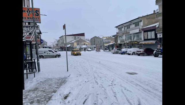 Malazgirt'te kar yağışı: Okullar tatil edildi