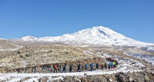 Karla kaplı Ağrı Dağı çetin kışta da dağcıları ağırlıyor