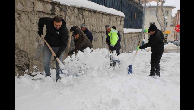Hakkari çarşısında karla mücadele sürüyor