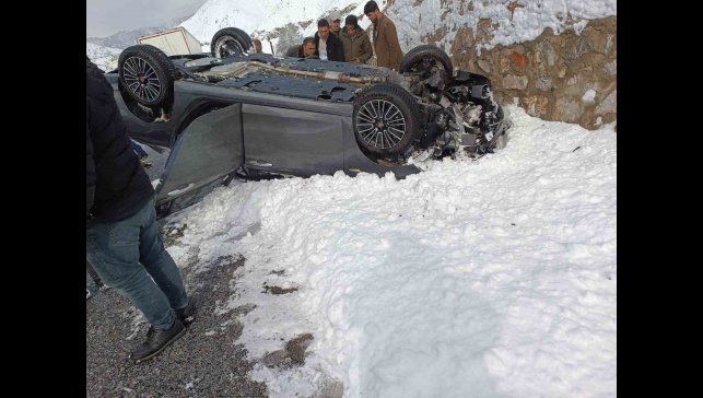 Bitlis'te otomobil takla attı: 2 yaralı