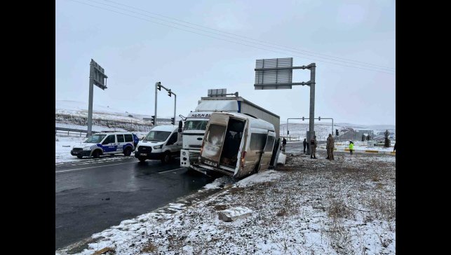 Ağrı'da çekici ile minibüs çarpıştı; 2'si ağır 8 yaralı