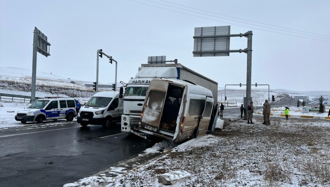 Ağrı'da tır ile minibüsün çarpıştığı kazada 2'si ağır 8 kişi yaralandı