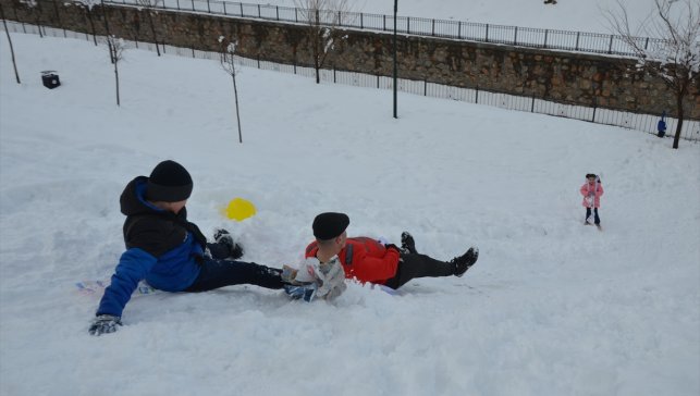 Muş'ta çocukların kar keyfi