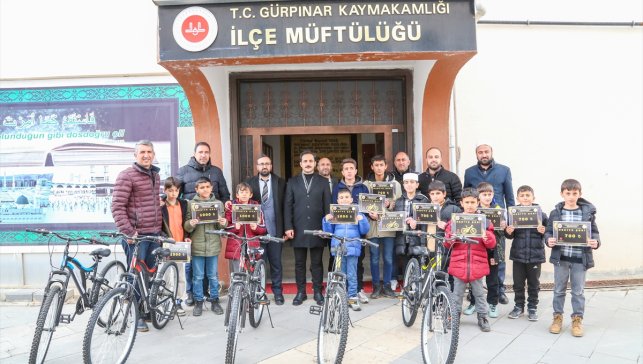 Gürpınar'da "Tatilde Camiye Gel, Hediyeni Kap" projesi sona erdi