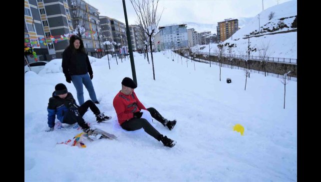 Lala Vadisi'nde naylon poşetlerle kayarak karın keyfini çıkardılar