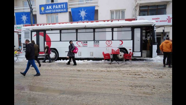 Hasköy'de 'Birbirimize Candan Bağlıyız' kan bağışı kampanyasına yoğun ilgi