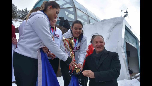 ÜNİLİG Kar Voleybolu şampiyonları kupalarını aldı