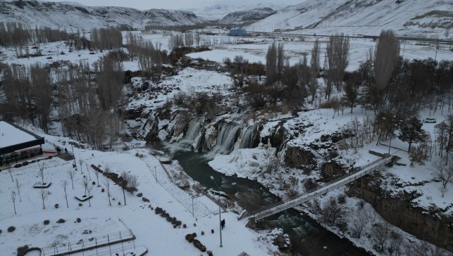 Kısmen donan Muradiye Şelalesi'nin çevresi beyaza büründü