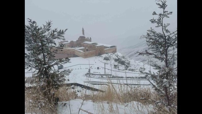 Tarihi saray beyaza büründü